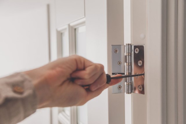 Cách lắp bản lề cửa gỗ không quá phức tạp.