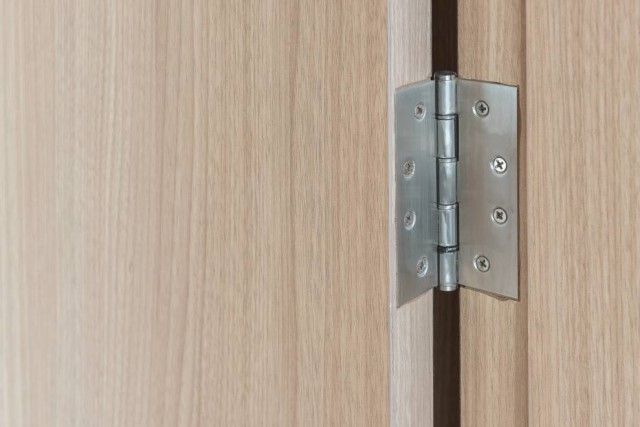 Lắp bản lề cửa gỗ có đơn giản không?