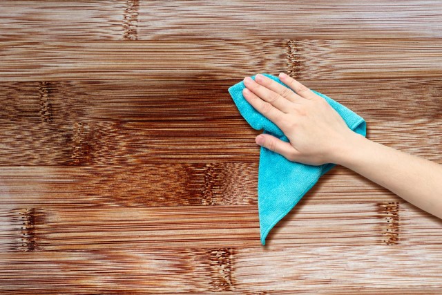 Xà phòng pha loãng với nước ấm giúp loại bỏ các vết ố trên mặt gỗ.
